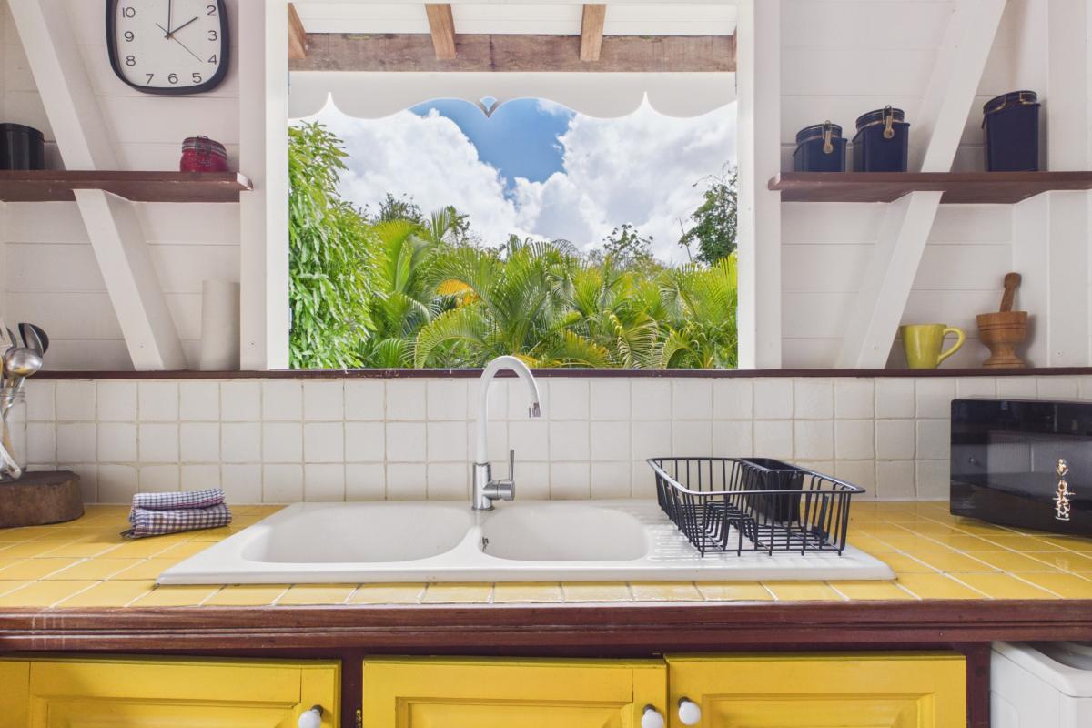 villa-avec-piscine-riviere-salee-martinique-7-pers - vue cuisine